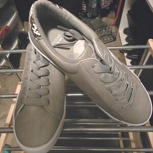 Avenue Sneakers
